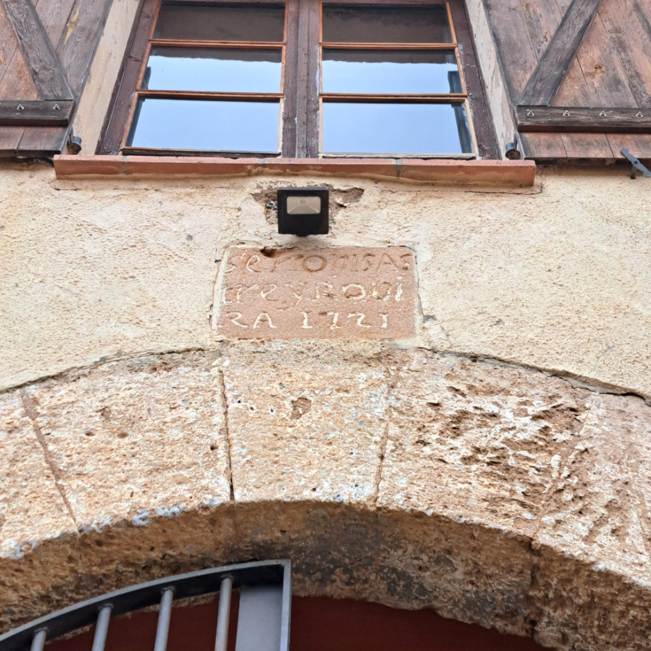 Inscripció sobre el portal