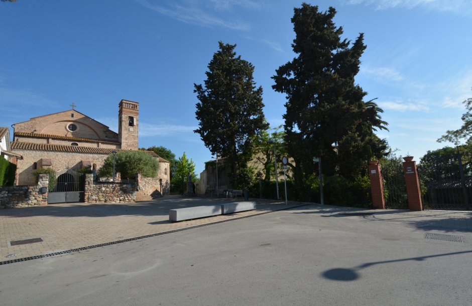 Vista general de l'entrada des del Passeig de l'Església i en relació a l'església parroquial