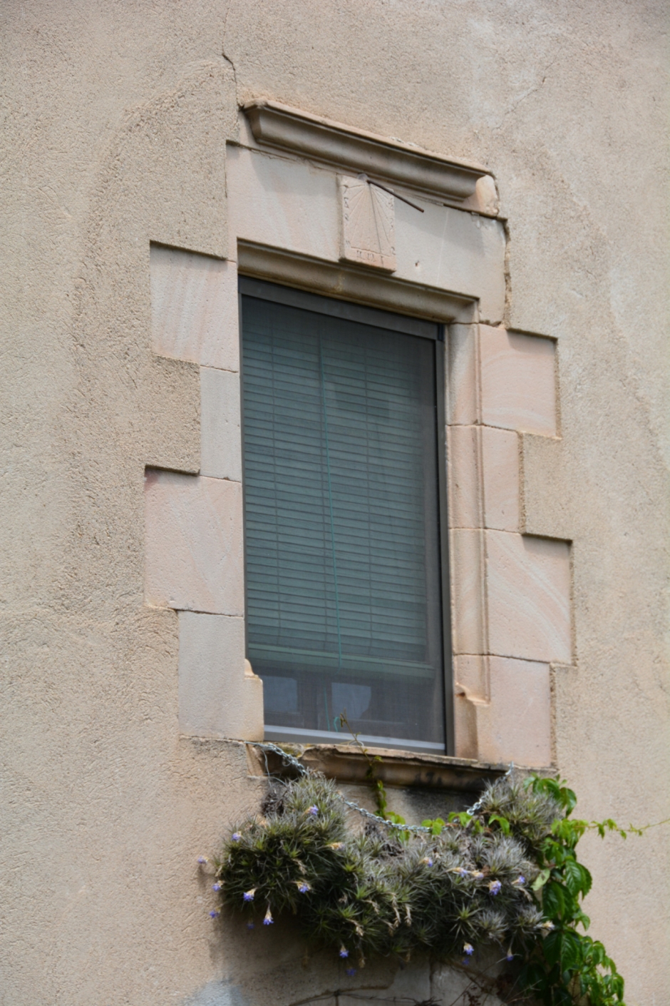Detall de la finestra de la planta noble, a la façana principal
