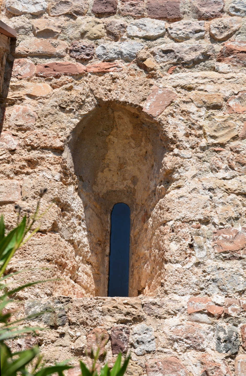 Una de les dues finestres que s'obren al mur de migdia