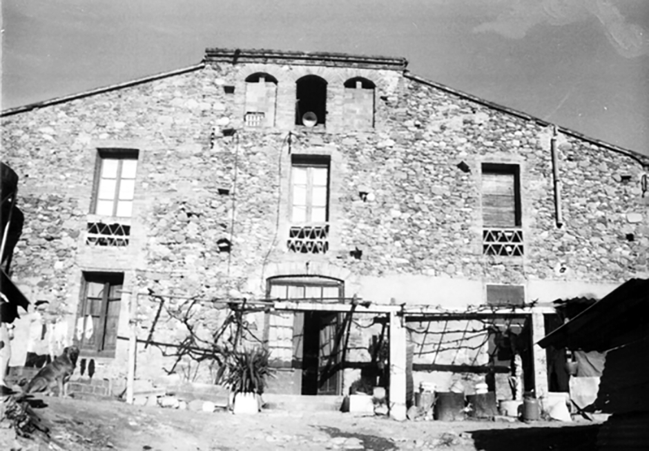 Can Gavarra a finals de la dècada de 1980 (foto de la Direcció General de Patrimoni Cultural)