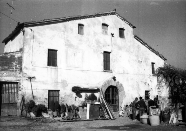 Façana principal de la casa a final de la dècada de 1980 (foto extreta de l'Inventari de patrimoni arquitectònic de la Generalitat de Catalunya)