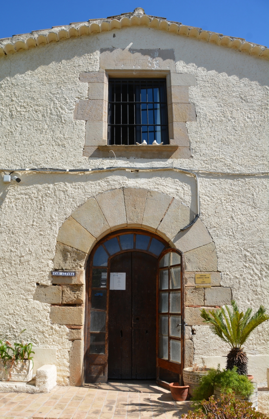 Detall del portal i la finestra de la planta noble de ca n'Alzina