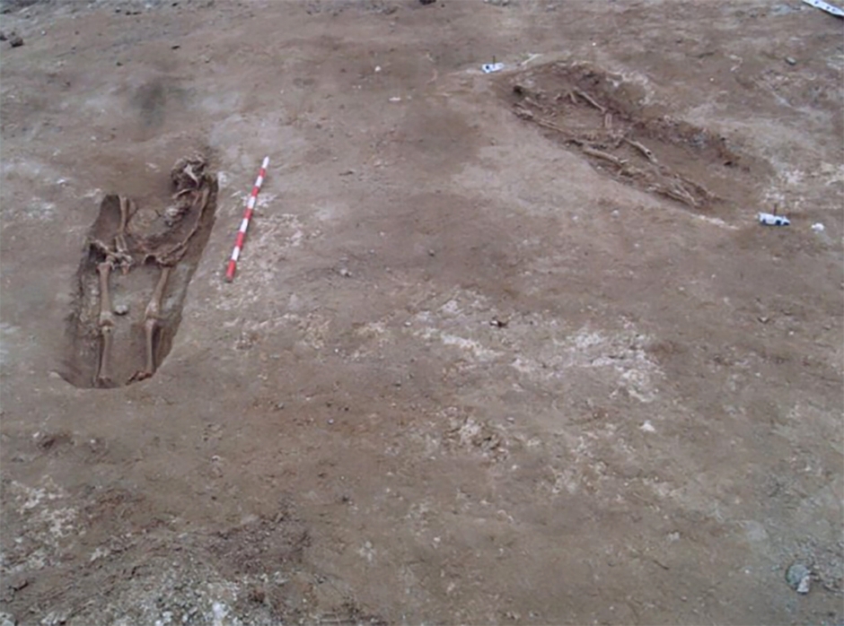 Dos dels enterraments excavats l'any 1996 (Fotografia de G. Garcia Llinares, extreta de la memòria dels treballs)