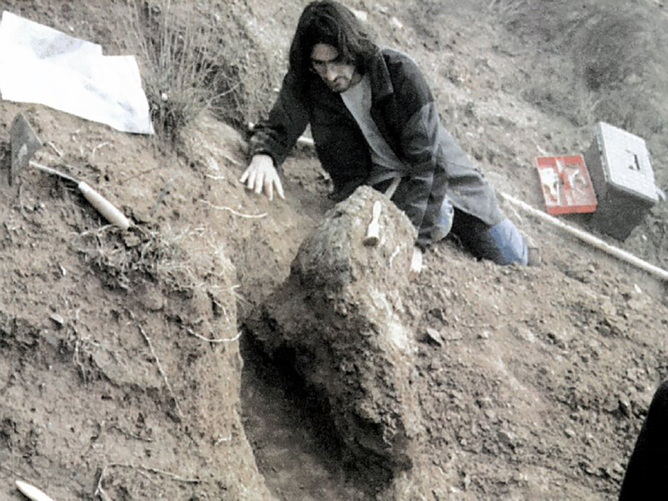 Treballs d'excavació efectuats l'any 2002 (foto dels arqueòlegs responsables d'aquella intervenció, extreta de la memòria dels treballs)