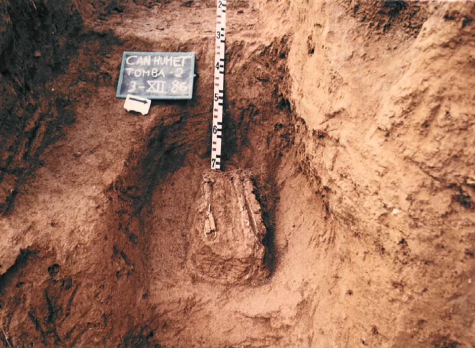 Excavació de la tomba 2 (foto de Roser Enrich, extreta de la memòria dels treballs)