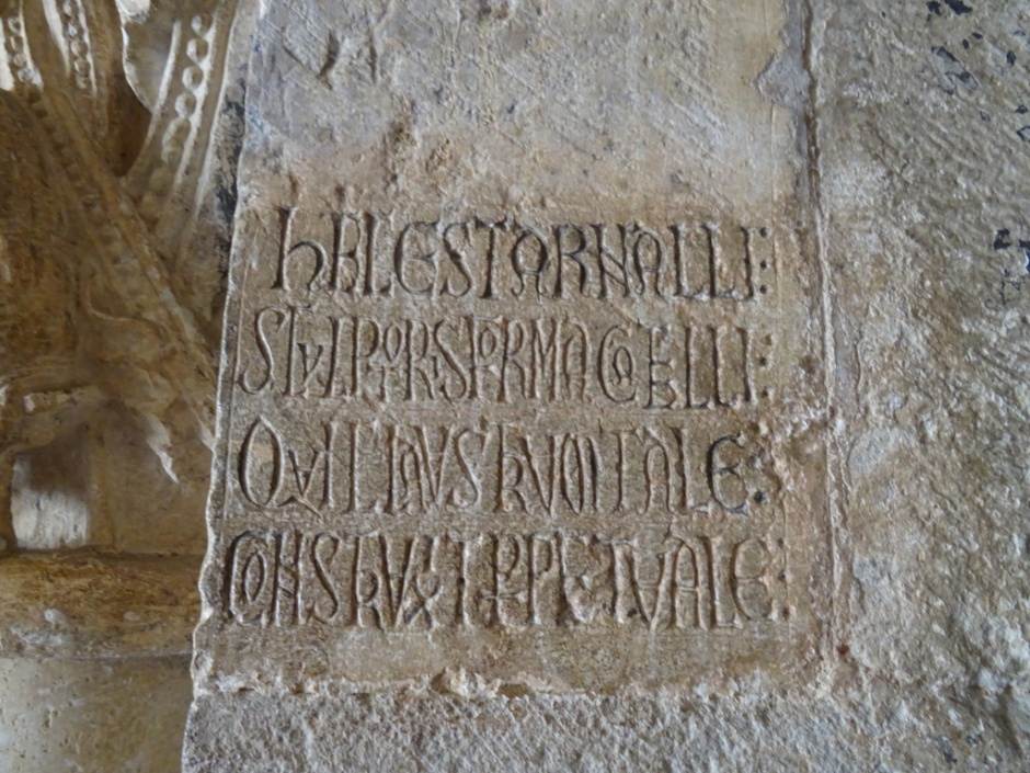 Làpida de l'autoria dels capitells del claustre