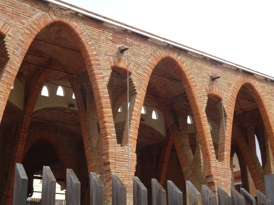 Detall de la façana lateral del Celler Cooperatiu