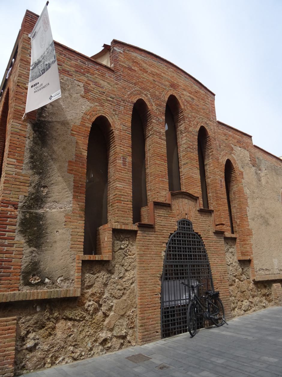 Façana del Celler Cooperatiu al carrer de Sant Medir
