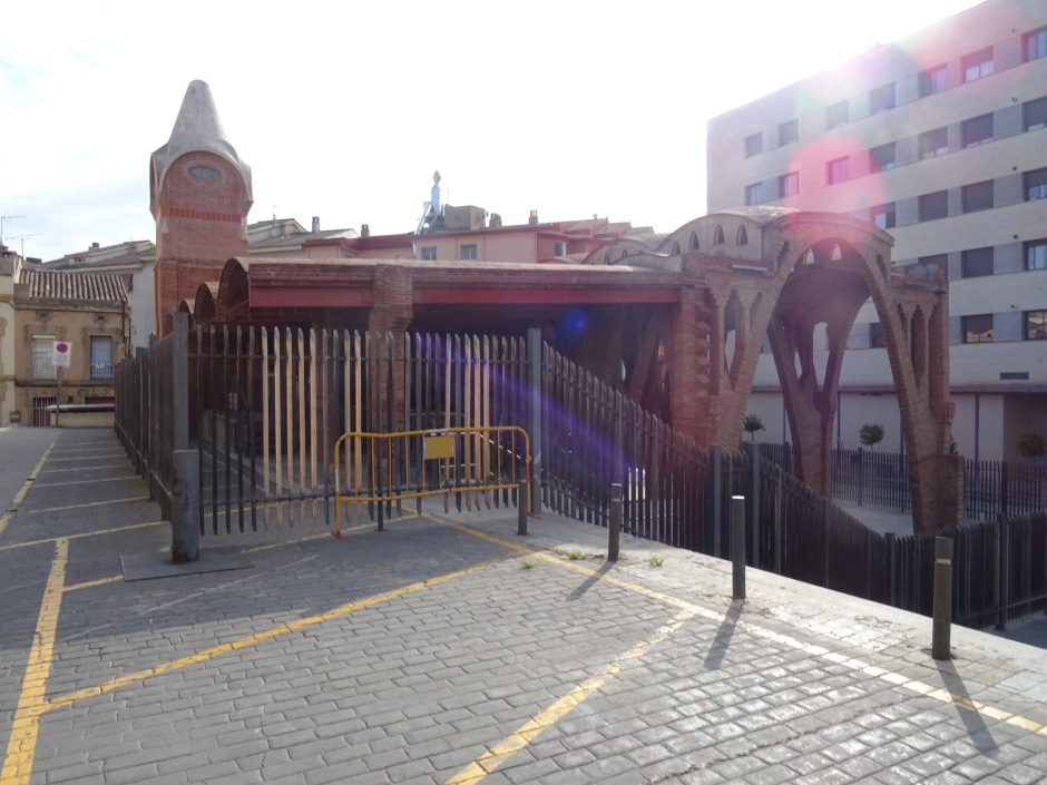 Fotografia panoràmica del Celler Cooperatiu. S'observa el desnivell de l'equipament.