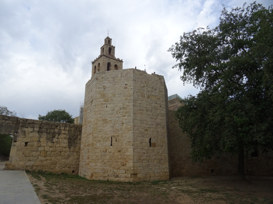 Muralla i torre del monestir.