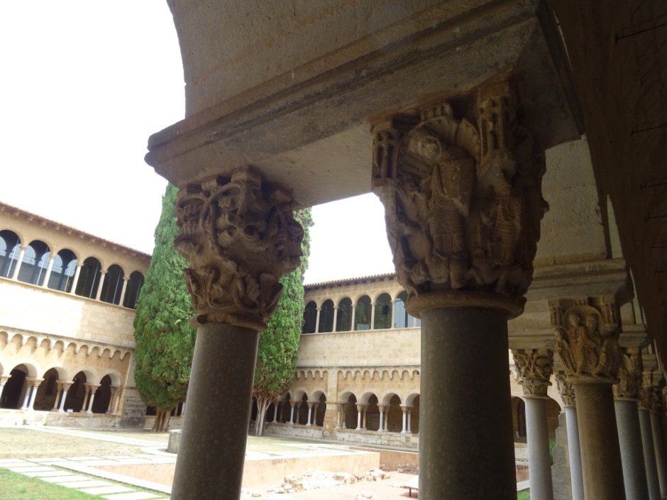 Capitells del claustre del monestir de Sant Cugat del Vallès