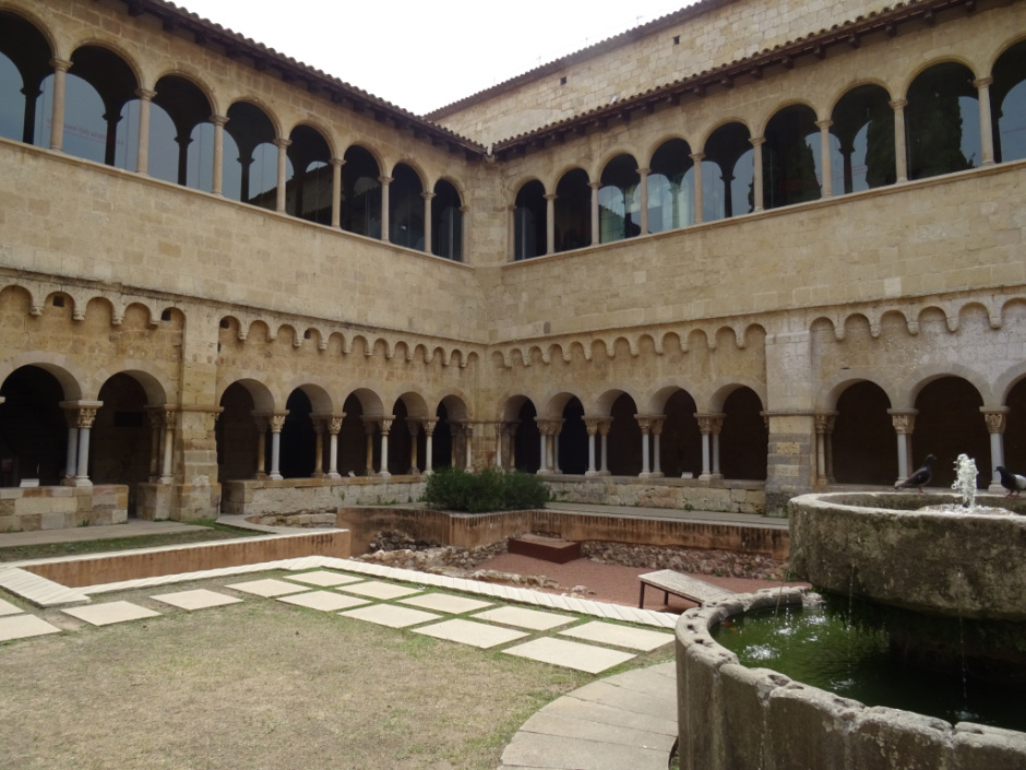 Església visigòtica situada al claustre.