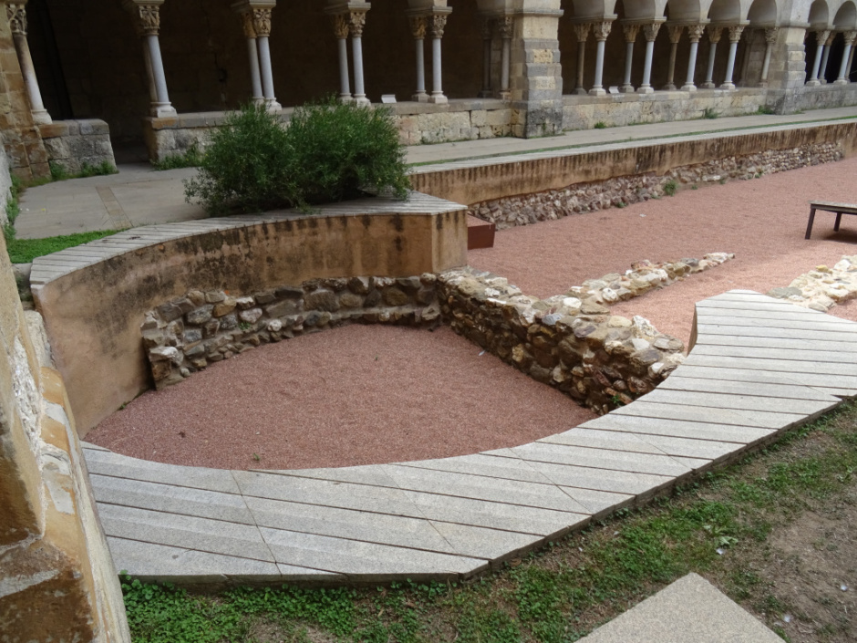 Església visigòtica situada al claustre.