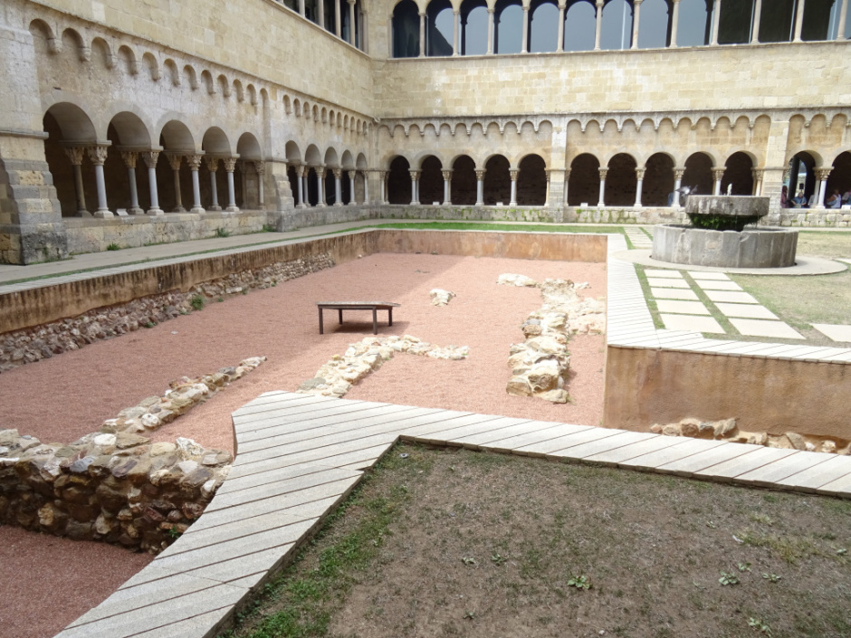 Església visigòtica situada al claustre.