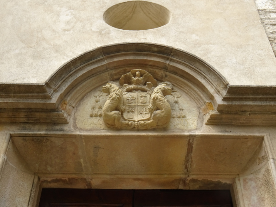 Escut de l'abat Llupià al Palau Abacial