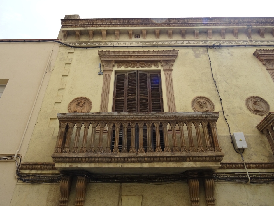 Detall del balcó esquerra de l'edifici de Ca la Mateu