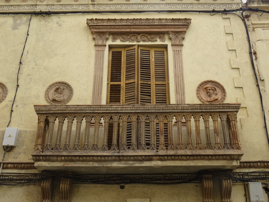 Detall del balcó dret de l'edifici de Ca la Mateu