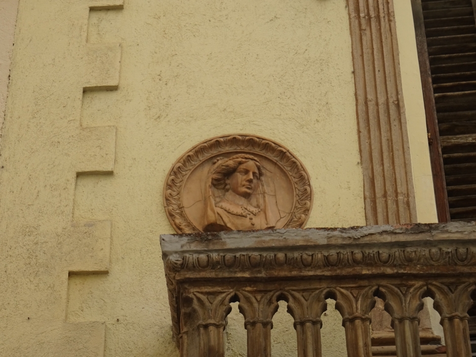 Detall del medalló del balcó esquerra de l'edifici de Ca la Mateu