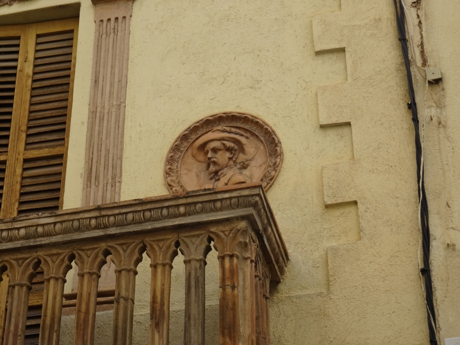 Detall del medalló del balcó esquerra de l'edifici de Ca la Mateu