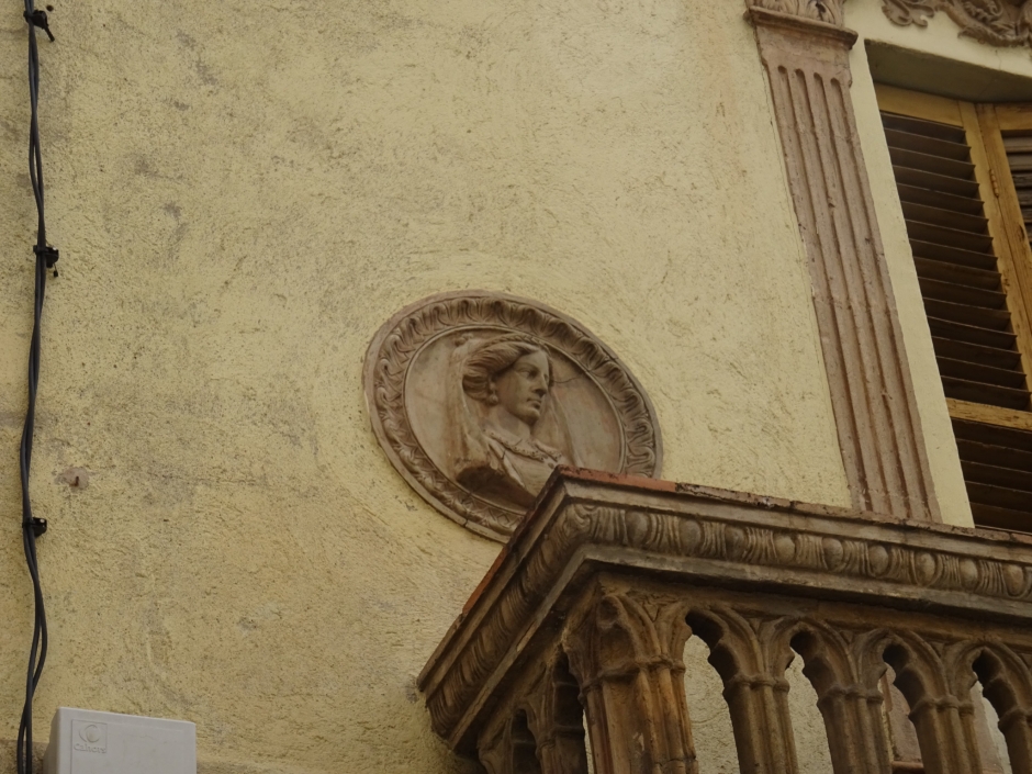 Detall del medalló del balcó dret de l'edifici de Ca la Mateu