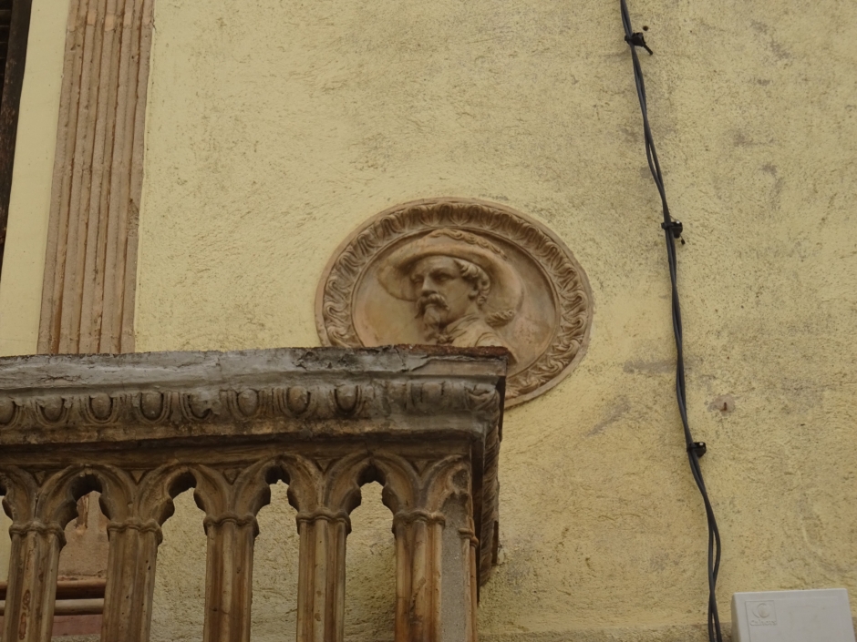 Detall del medalló del balcó dret de l'edifici de Ca la Mateu