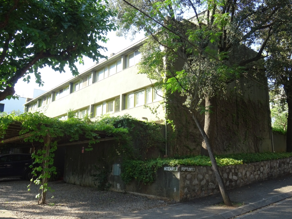 Apartaments Mozart des de la cantonada del carrer Mozart amb el carrer Fortuny