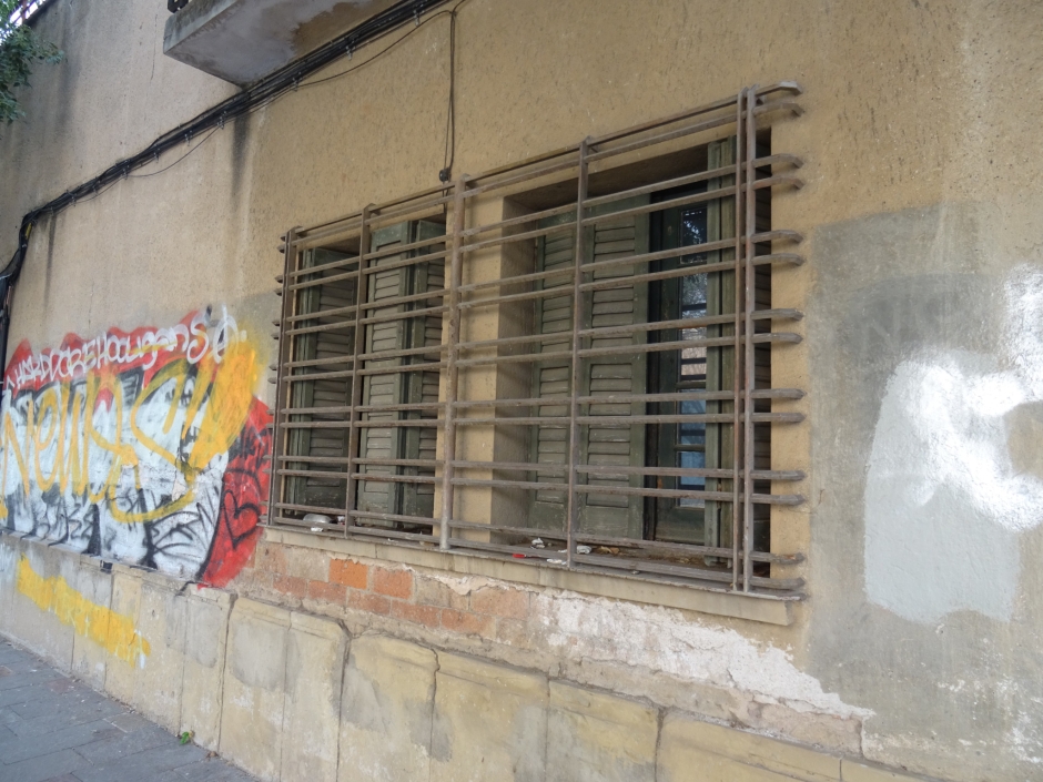 Finestra lateral de l'edifici del Cafè Catalunya