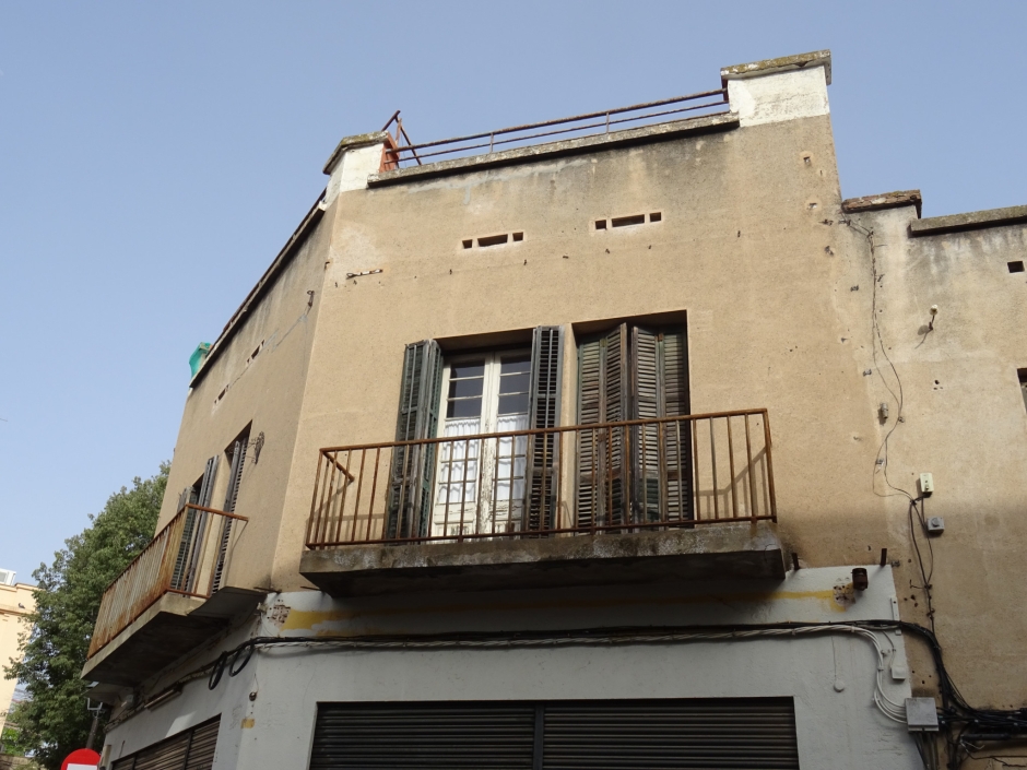 Primer pis i part superior de la façana de l'edifici del Cafè Catalunya