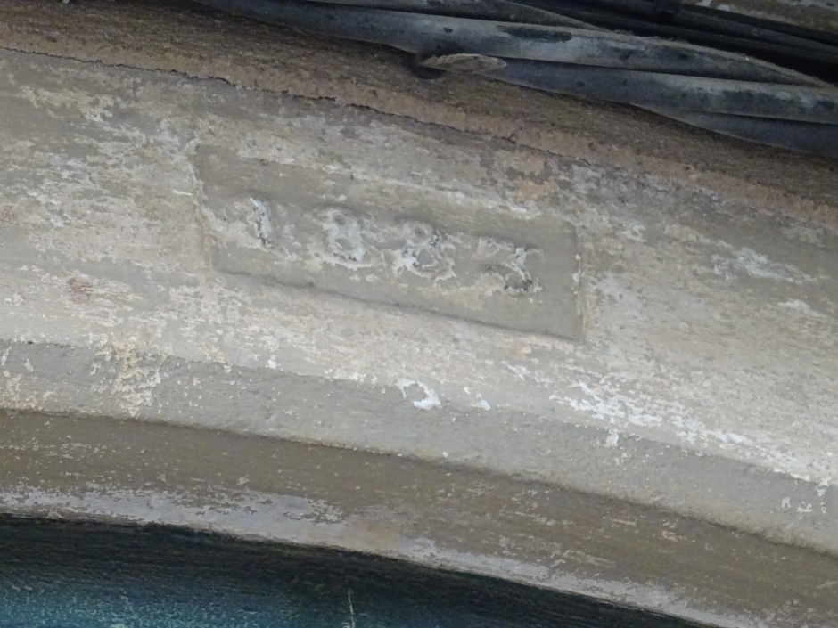 Inscripció de l'any 1885 sobre la porta d'ccés a l'edifici del carrer Valldoreix núm. 78