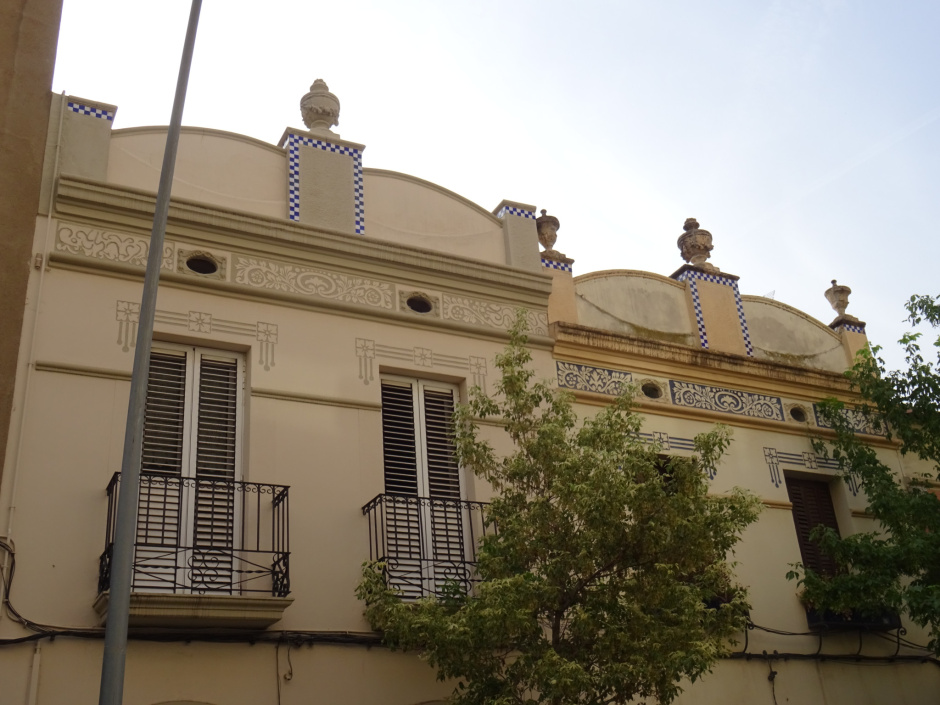 Part superior de les cases del passeig Torreblanca números 33 i 35