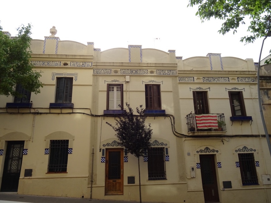 Tres cases de la Barriada Vallès del passeig Torreblanca