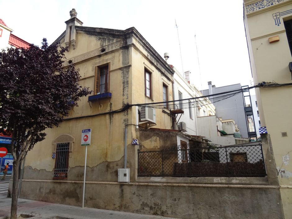 Façana lateral al carrer Vallès de la casa del passeig Torreblanca. S'observa l'existència de patis al darrera de la casa.