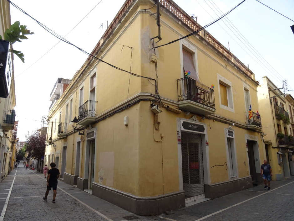 Botiga de Francesc Cahís (Ca la Ció Tano). Façanes dels carrers Santa Maria i Xerric.