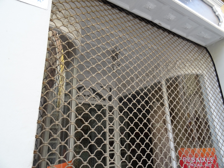 Detalls dels aparadors de la Botiga de Francesc Cahís (Ca la Ció Tano).