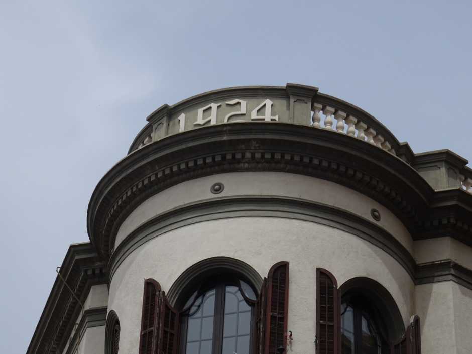 Detall de la part superior de la façana de Cal Barbany