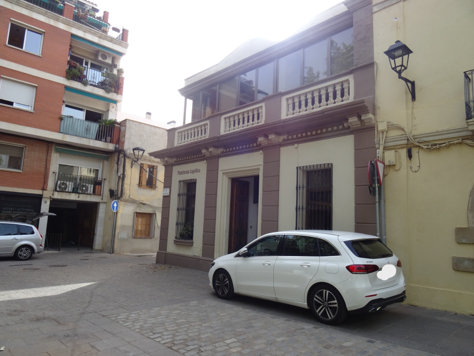 Façana de Cal Guillem a la plaça de Barcelona.