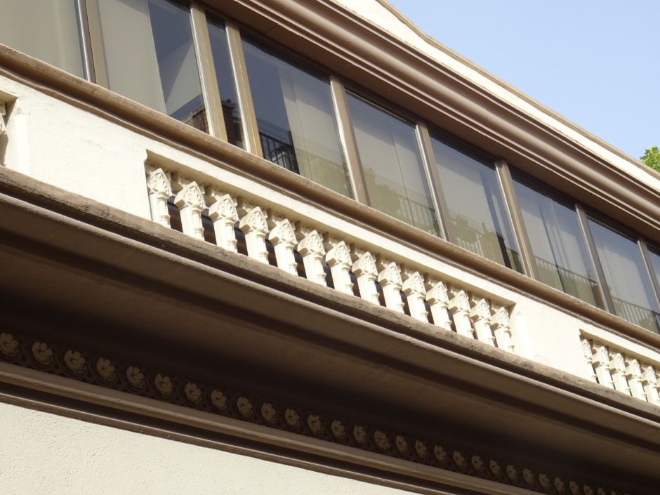 Detall del fris i de la balustrada de Cal Guillem en el carrer Girona i l'ampliació practicada.