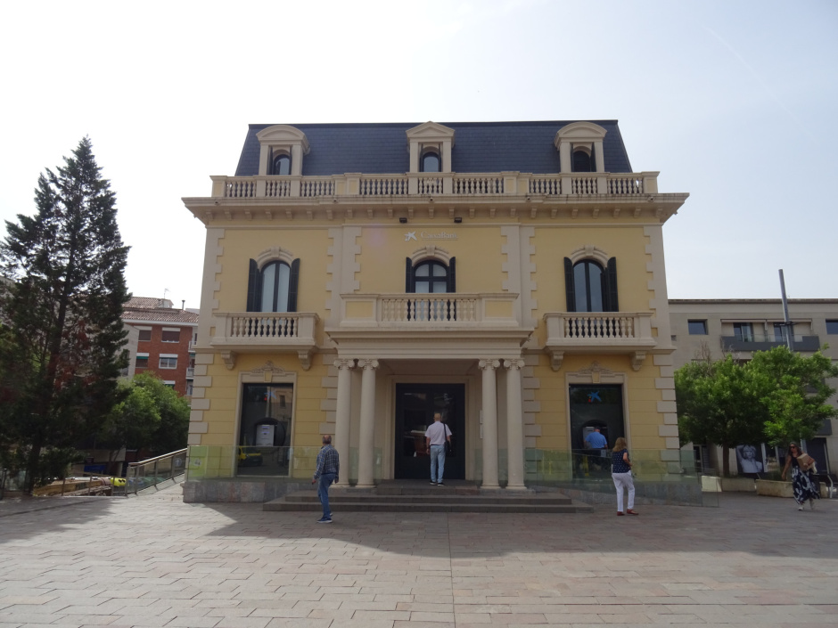 Façana principal de Cal Maristany a la plaça Lluís Millet.