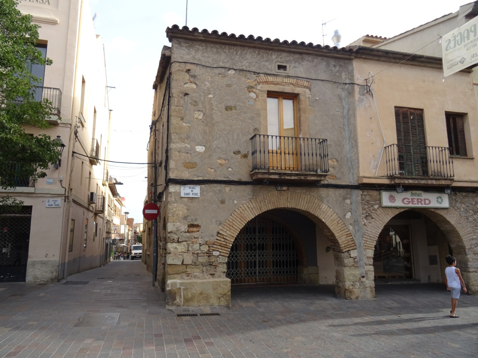 Cal Ros Barber des de la plaça Pere San