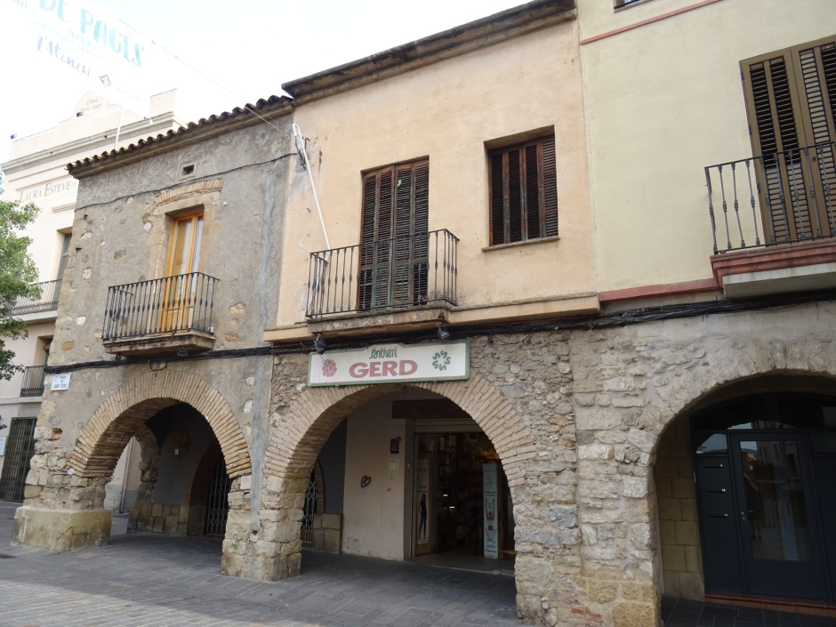 Façana de Cal Soler al centre de la fotografia