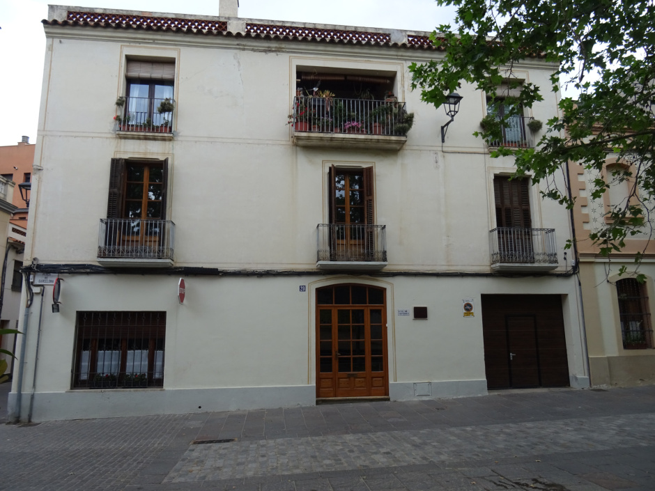Façana principal de Cal Tartraner a la plaça de Barcelona
