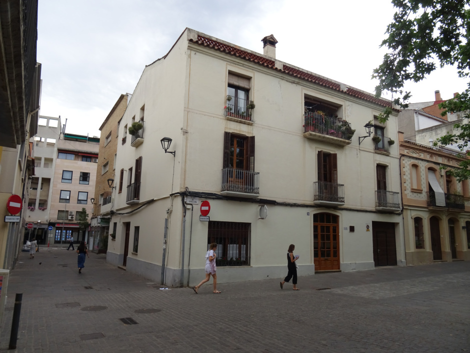 Cal Tartraner. Façanes a la plaça de Barcelona i al carrer Sant Antoni.