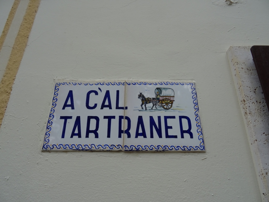 Ceràmica decorativa amb el renom de la casa.