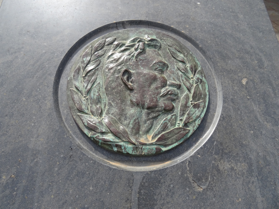 Detall del medalló del monument a Lluís Millet