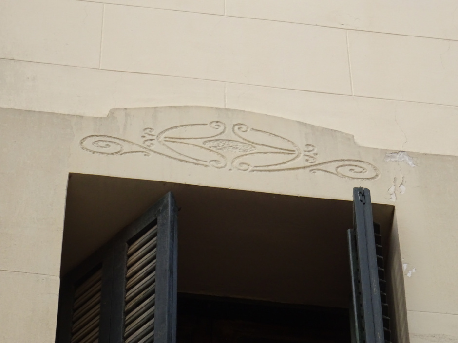 Esgrafiat a la llinda d'una finestra del carrer Major.