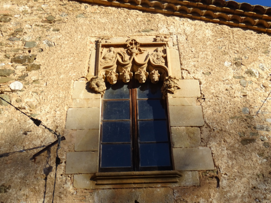 Finestral principal de la masia de Can Bell