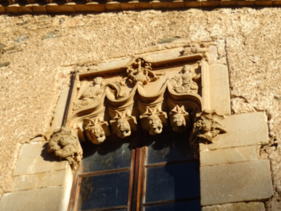 Finestral principal de la masia de Can Bell