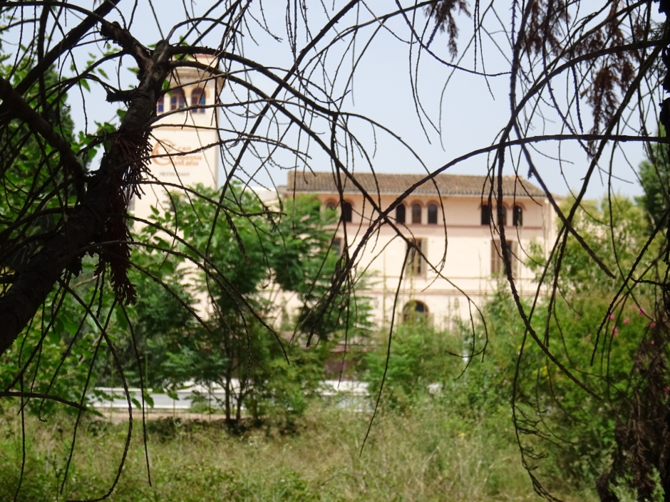 Masia de Can Cabassa, amb la torre a la part esquerra.