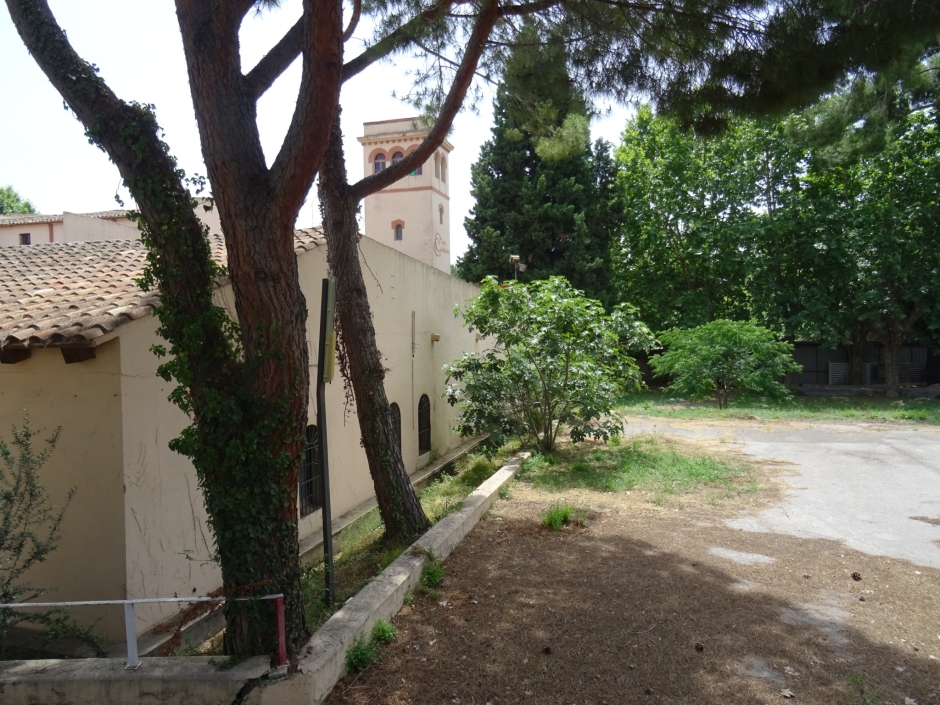 Façana lateral de la masia de Can Cabassa.